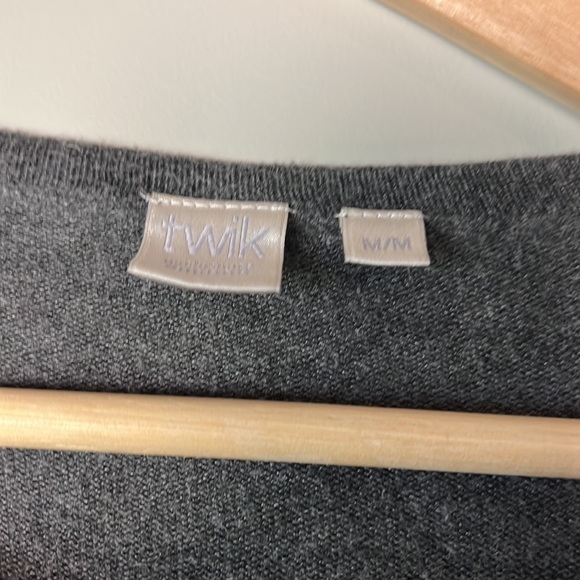 Asymmetrical gray sweater, size medium - Picture 2 of 3